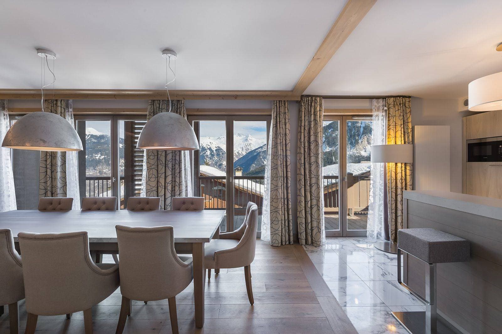 Carre Blanc 242 interior view 4